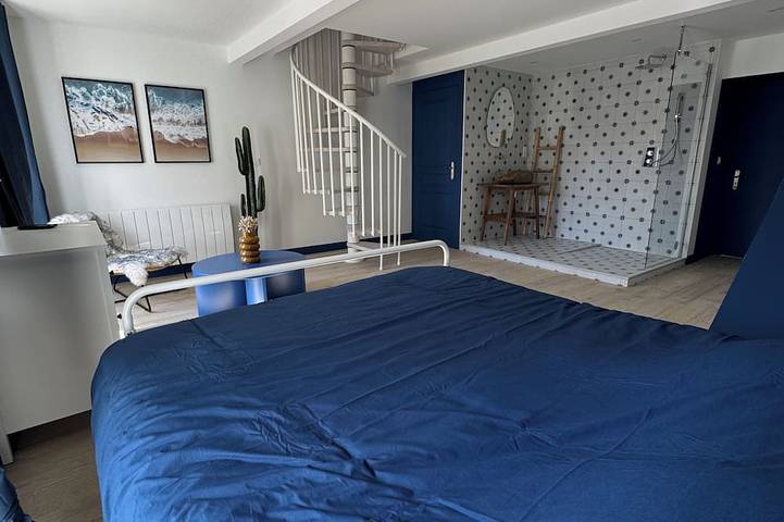 Stylish Loft in Bayeux Historic Center, 5m Ceilings, Glass Wall, 3 Bedrooms in Bayeux, Bayeux region