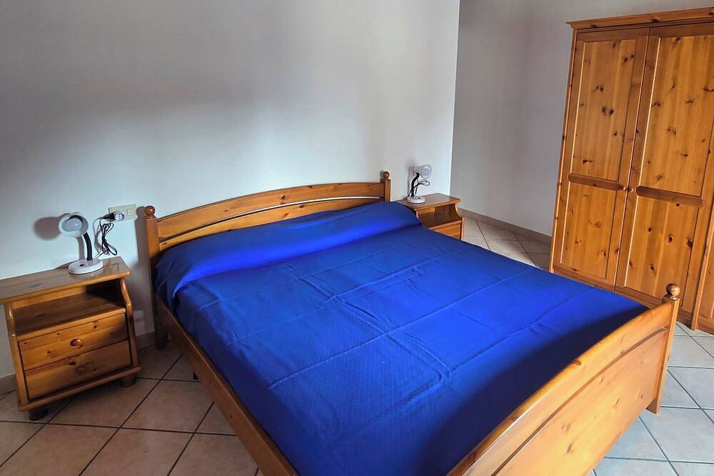 Geheel appartement, Casa Nadia: Modern apartment with balcony, mountain view and private parking in Maccagno, Maccagno con Pino e Veddasca