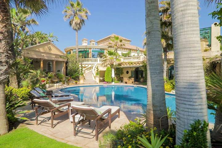 Chalet para 18 personas, con jardín y sauna además de terraza y jacuzzi en Mijas Costa