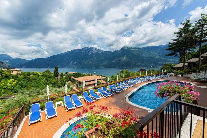 Ferienwohnung für 2 Personen, mit Balkon/Terrasse und Terrasse sowie Kinderpool und Pool in Limone sul Garda