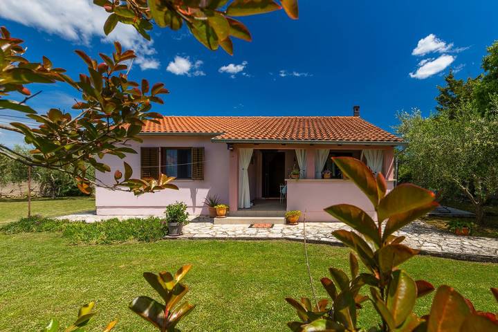 Umzäuntes Ferienhaus mit Liegestühlen auf 1000m2 großem Grundstück in Marčana, Südküste Istrien