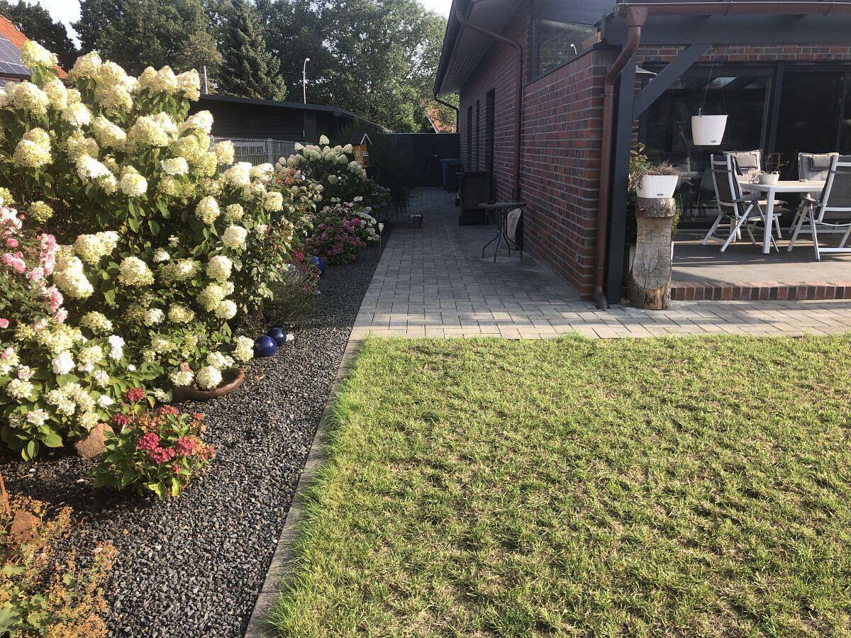 Weitblick mit Kind und Hund in Zetel, Südliche Nordseeküste