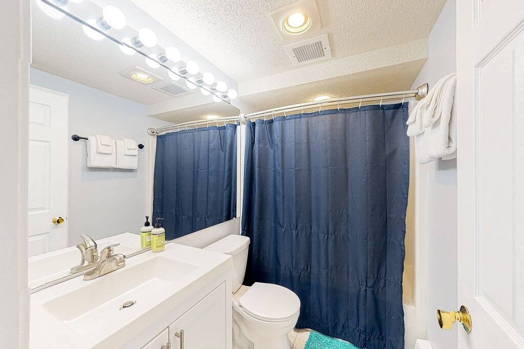 Ganze Wohnung, Riverfront condo with mountain view & ski shuttle: walk to town, hiking, skiing in Lincoln (NH), Franconia Notch