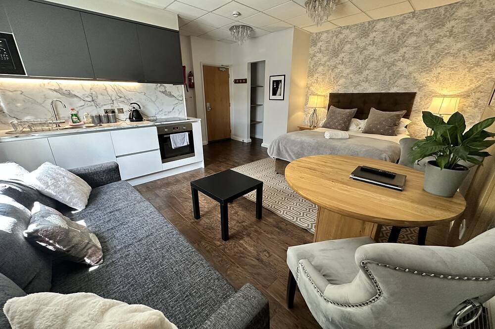 Exclusive use of a 12 Bedroom Property - Sleeps 24\nperfect for Groups & families in Oxfordshire