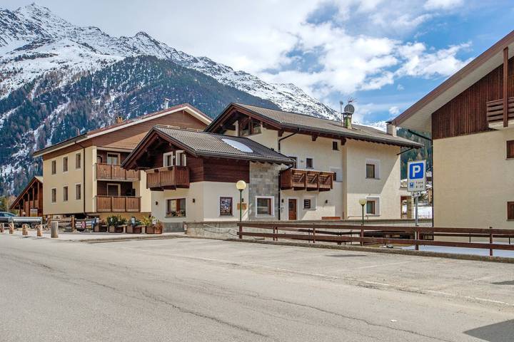 Ganze Wohnung, Ferienwohnung 'Genziana' mit Bergblick, privater Terrasse und Wi-Fi in Santa Caterina Valfurva, Valfurva