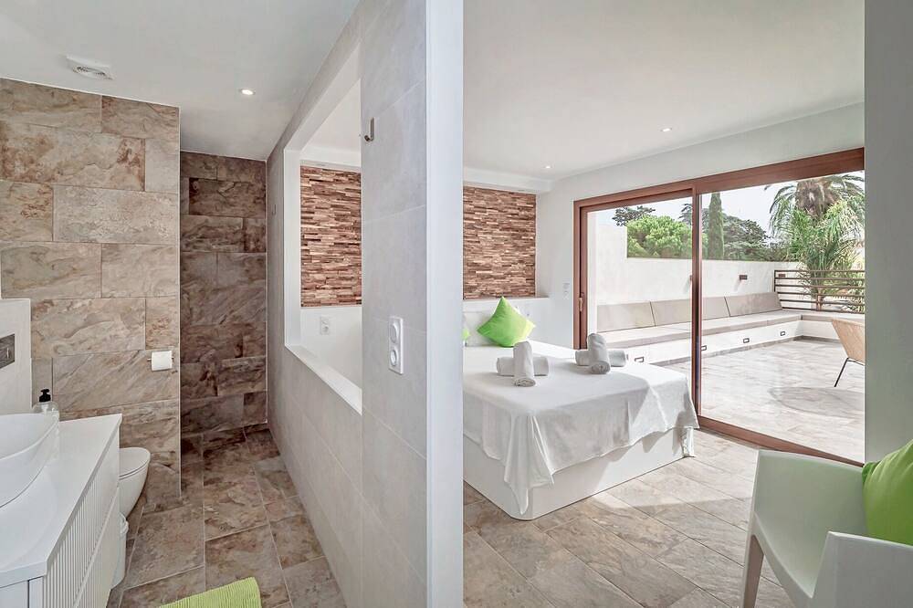 Villa N°15 in the heart of the marina, close to Roses, Costa Brava in Empuriabrava, Upper Empordà