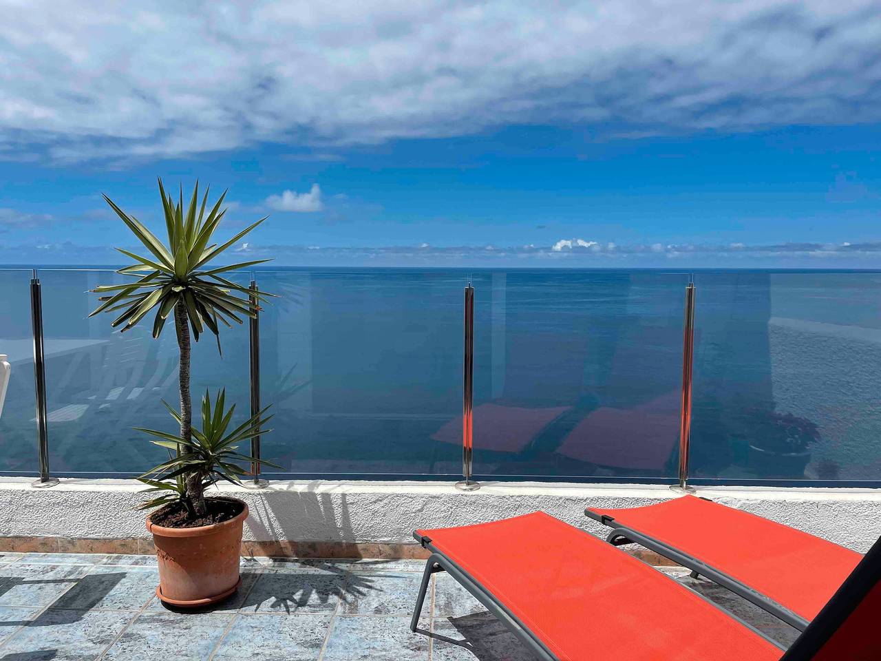 Ganze Wohnung, Urlaub 'Exclusive Views On Top Of The Ocean' mit Meerblick, privater Terrasse und Wi-Fi in Playa de los Roques, Los Realejos