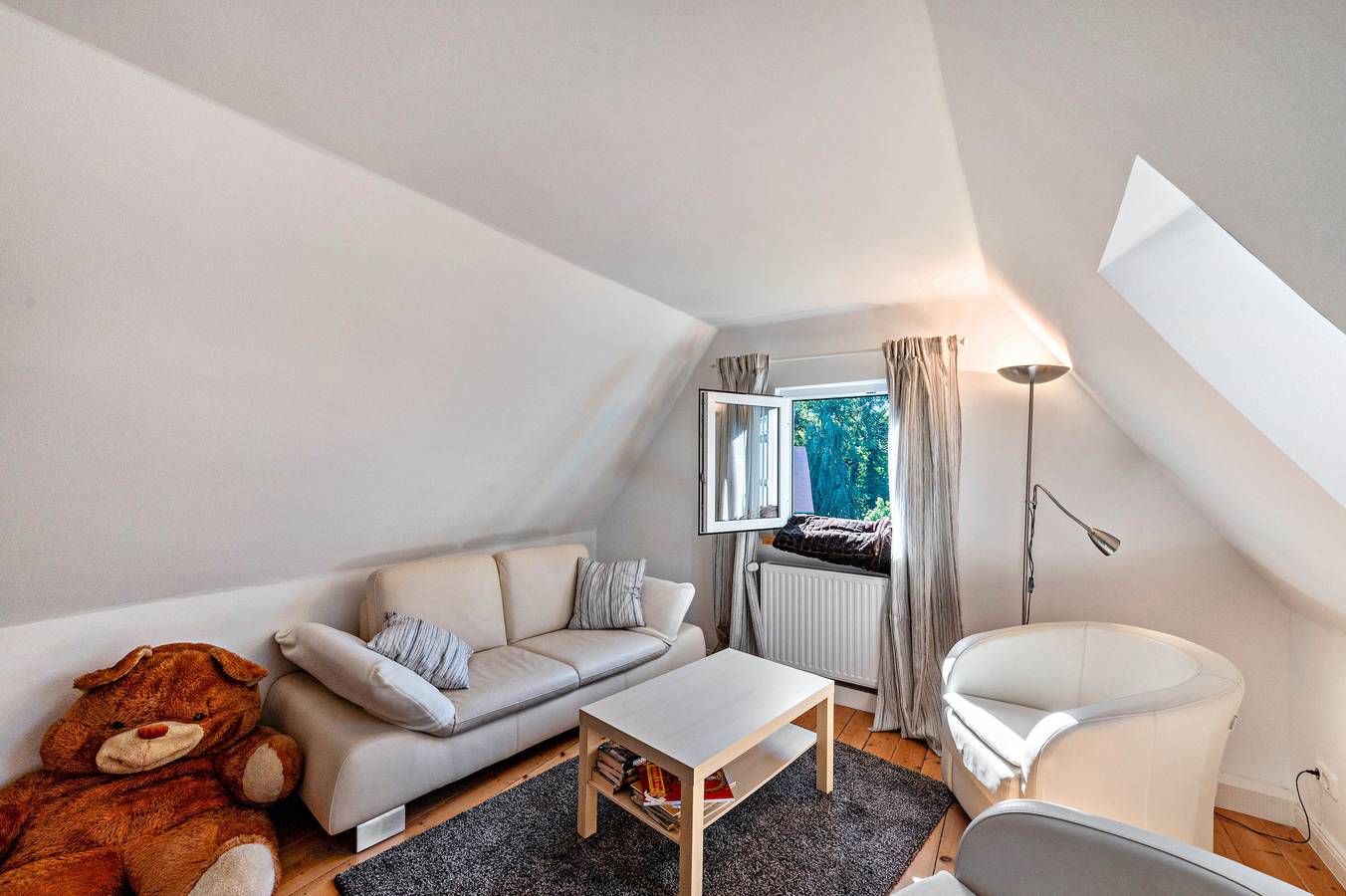 Ganze Wohnung, Ferienwohnung 'Sonnenhaus' mit Seeblick, Gemeinschaftsgarten und Wi-Fi in Schwerin, Schweriner See