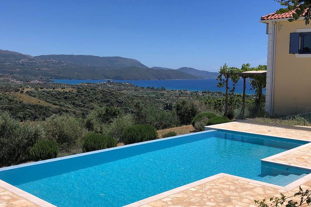 Luxury cosy villa, magic panorama view. Complete privacy.\ninfinity pool 10x4m. in Messenien