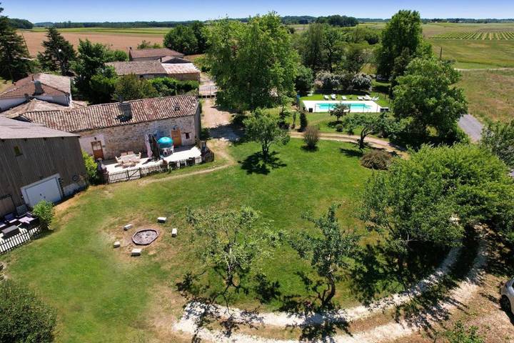Location de vacances pour 20 personnes, avec Terrasse ainsi que Jardin et Piscine dans Plassac (Charente-Maritime)