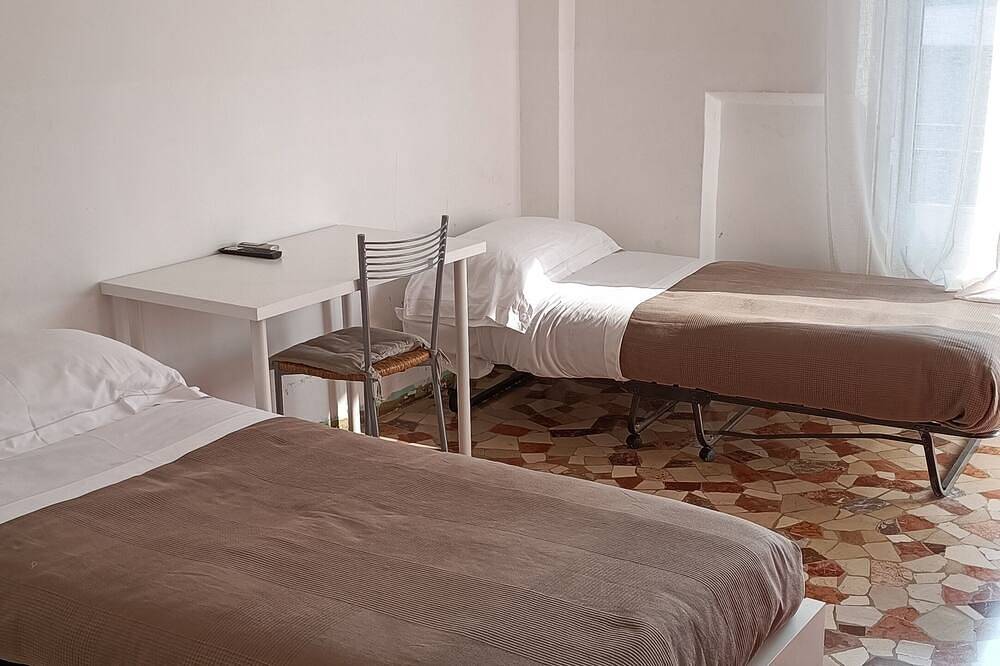 Ganze Wohnung, Spacious two-bedroom apartment. 750 meters from Linate Airport. in Segrate, Mailand Provinz