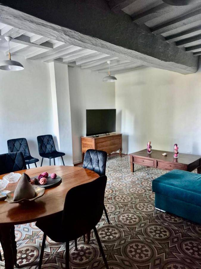 Gîte pour 6 personnes, avec terrasse et vue dans Chemilli