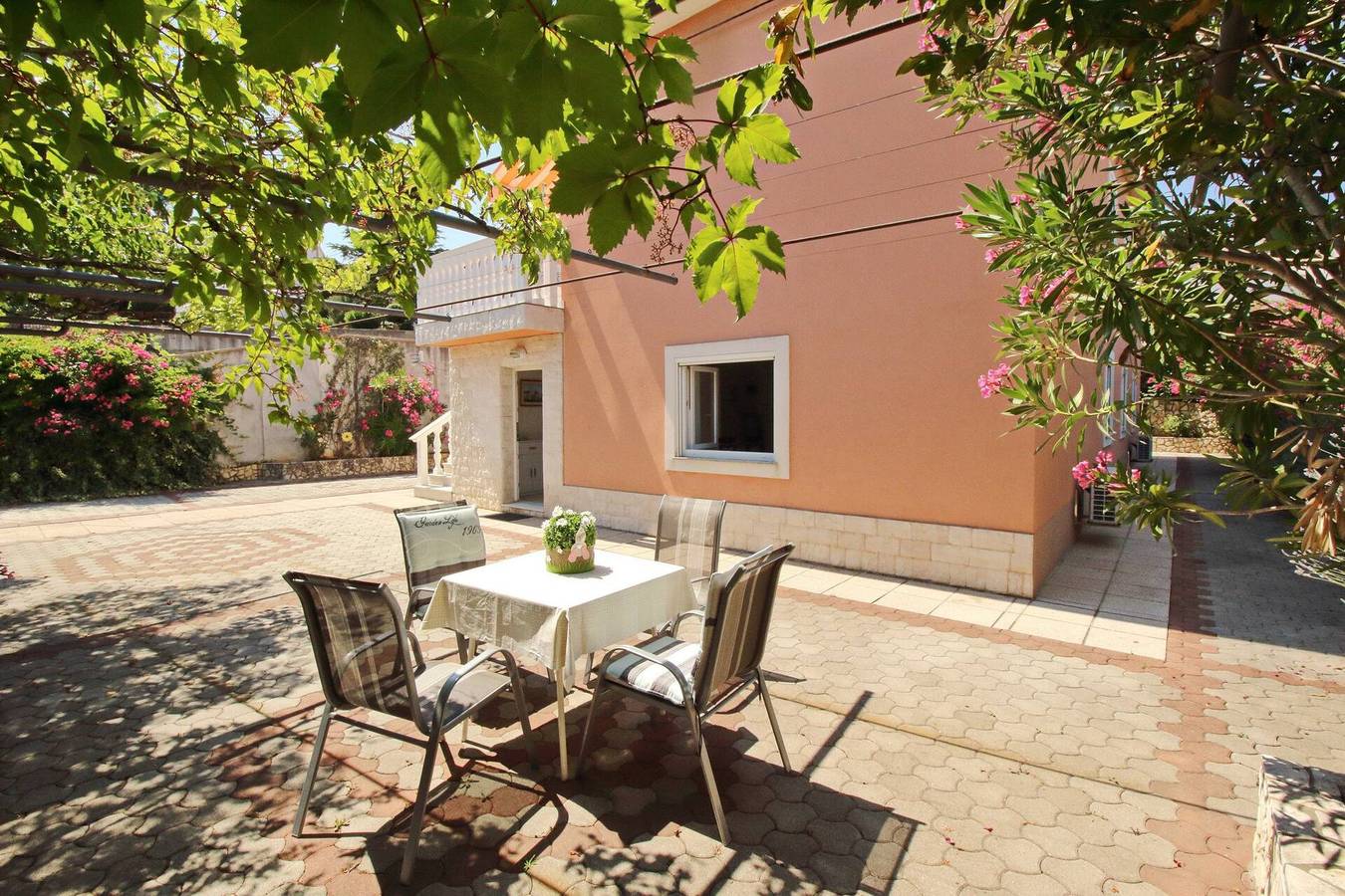 Ganze Wohnung, Apartment Radosna - 370 m vom Meer entfernt, private Terrasse, kostenloser Parkplatz, Erdgeschoss in Silo (Krk), Krk