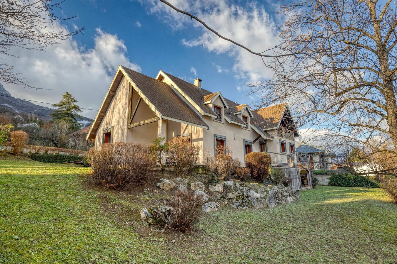 #Hp | La maison des Lilas 🫐| Large family house, sleeps 12, garden in Seyssins, Vercors