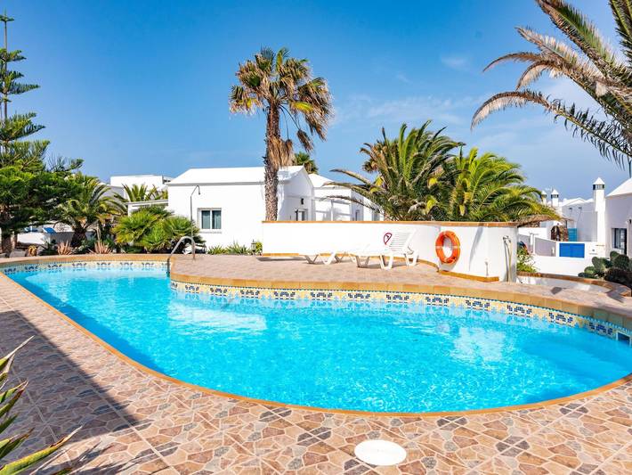 Location de vacances pour 4 personnes, avec piscine ainsi que terrasse et jardin dans Charco del Palo - 2