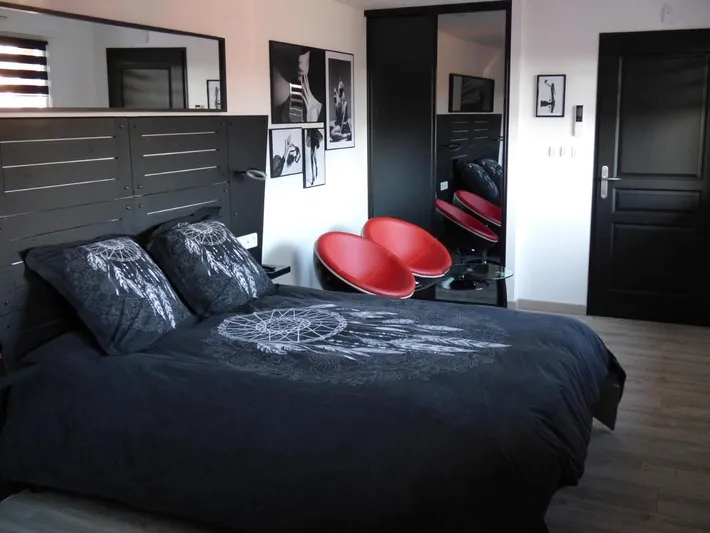 Chambre d’hôte pour 2 personnes, avec piscine ainsi que terrasse et vue, animaux acceptés - 1