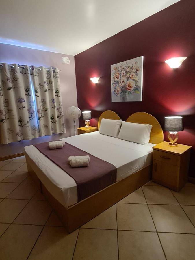 Gîte pour 5 personnes, avec Balcon et Terrasse ainsi que Piscine et Vue dans Qawra - 4
