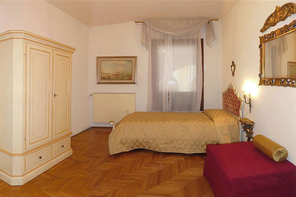 Apartamento entero, Apartamento 'Palazzo Rossi' 1A en el casco antiguo con balcón, aparcamiento gratuito y Wifi in Treviso, Provincia de Treviso