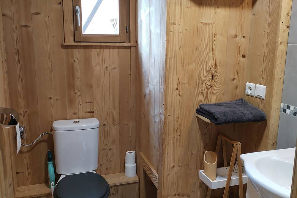 Small typical house 5 min from Morzine 2 bedrooms 1 double bed and 2 single beds/4 pers. in Essert-Romand, Les Portes du Soleil