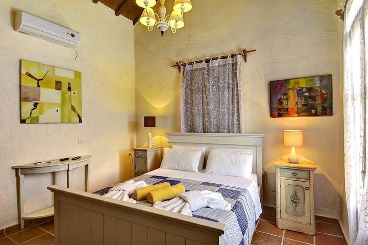 Arktos Secluded villa with private pool, Wi-Fi internet, away from it all! in Sporadi