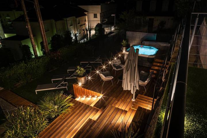 Chambre d’hôte pour 8 personnes, avec Balcon et Jacuzzi ainsi que Terrasse et Jardin