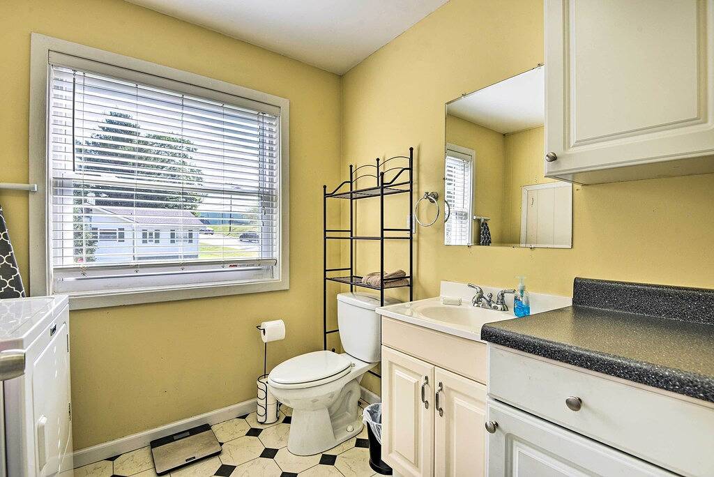 Oak Ridge Retreat w/ Porch < 1 Mi to Downtown in Anderson County