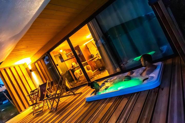 Gîte pour 2 personnes, avec jardin et vue à Prémilhat