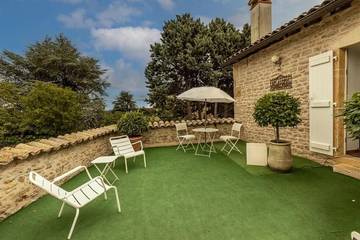Gîte pour 3 personnes, avec terrasse à Fuissé