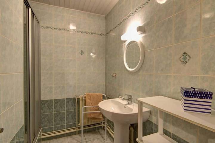 Authentisches Ferienhaus mit Kamin, Haustiere erlaubt und WLAN am Waldrand in La Versanne, Regionaler Naturpark Pilat