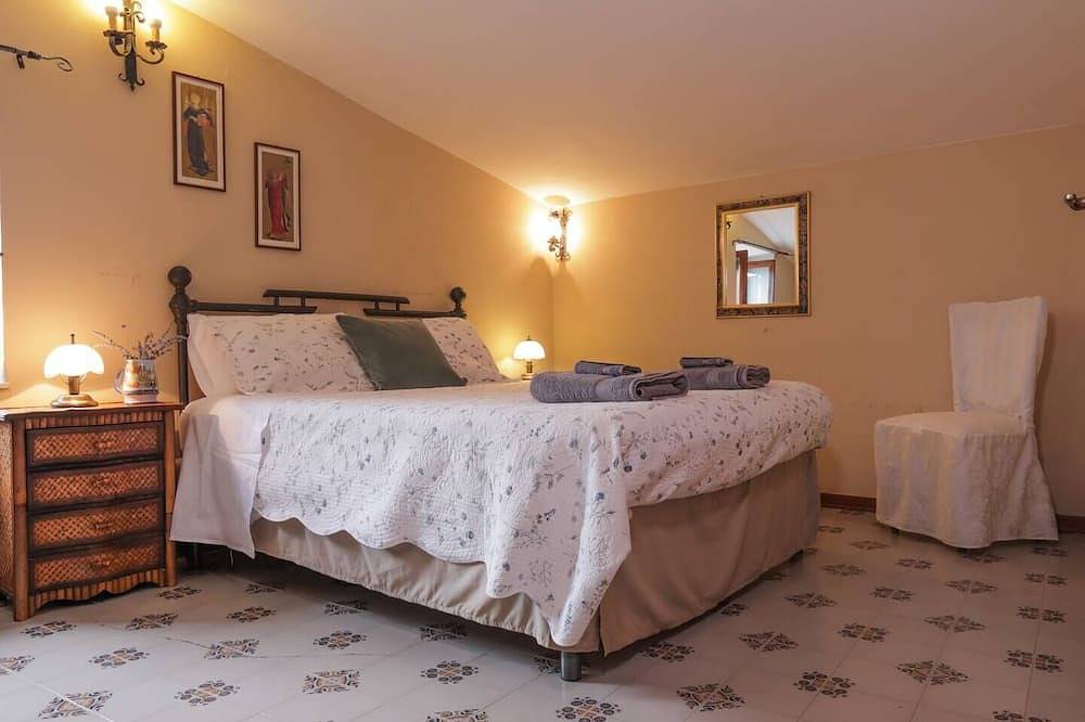 Idyllic historic family home with private garden. Free shuttle to Civita. in Civita, Lubriano