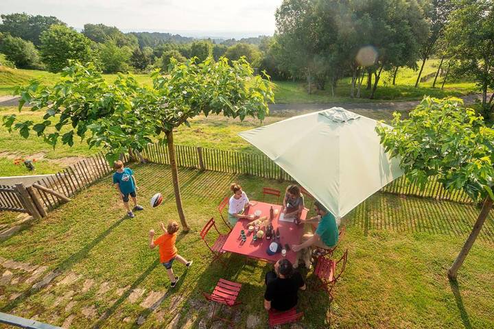 Parc de vacances pour 8 personnes, avec piscine ainsi que vue et jardin à Sainte-Féréole