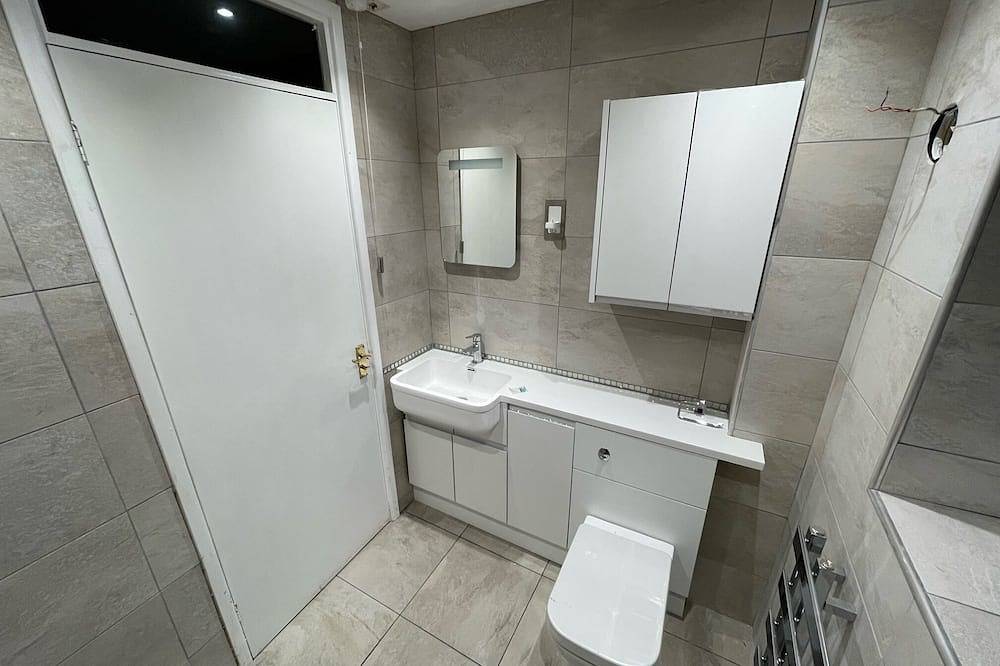 Riverside Two Bedroom Townhouse in Abergavenny with Car Charger. in Abergavenny, Brecon Beacons