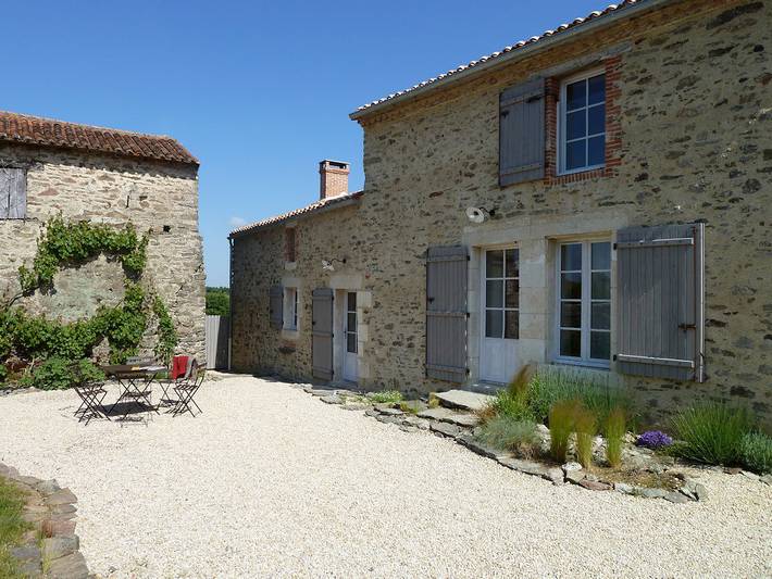 Gîte pour 8 personnes, avec vue sur le lac et jardin ainsi que piscine et terrasse