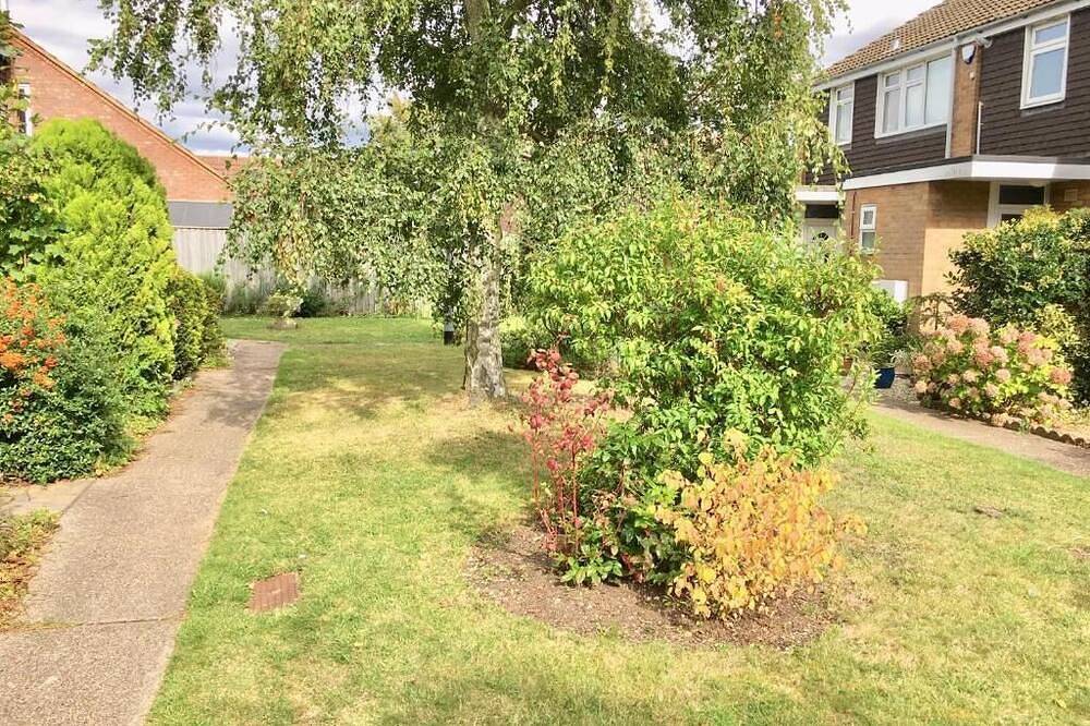 Homely Birch Close House with Free Parking, Garden & Sleeps 8 in Cambridge, Cambridgeshire