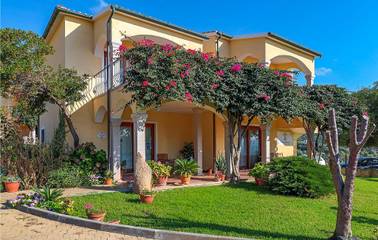 Cottage pour 4 personnes, avec terrasse et piscine à Badesi