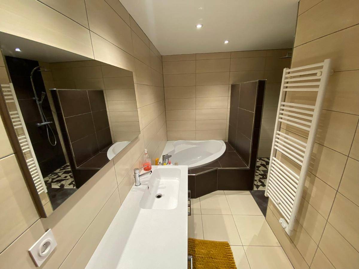 Appartement entier, Apartment in Bourg-lès-Valence, Région de Valence