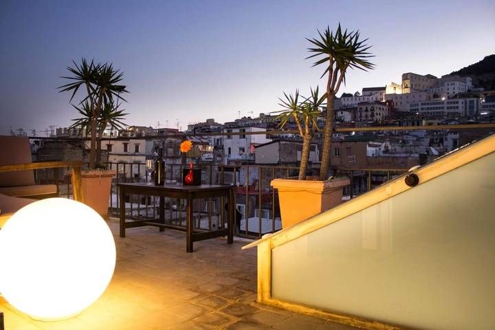 BnB für 5 Personen, mit Terrasse und Ausblick in Neapel