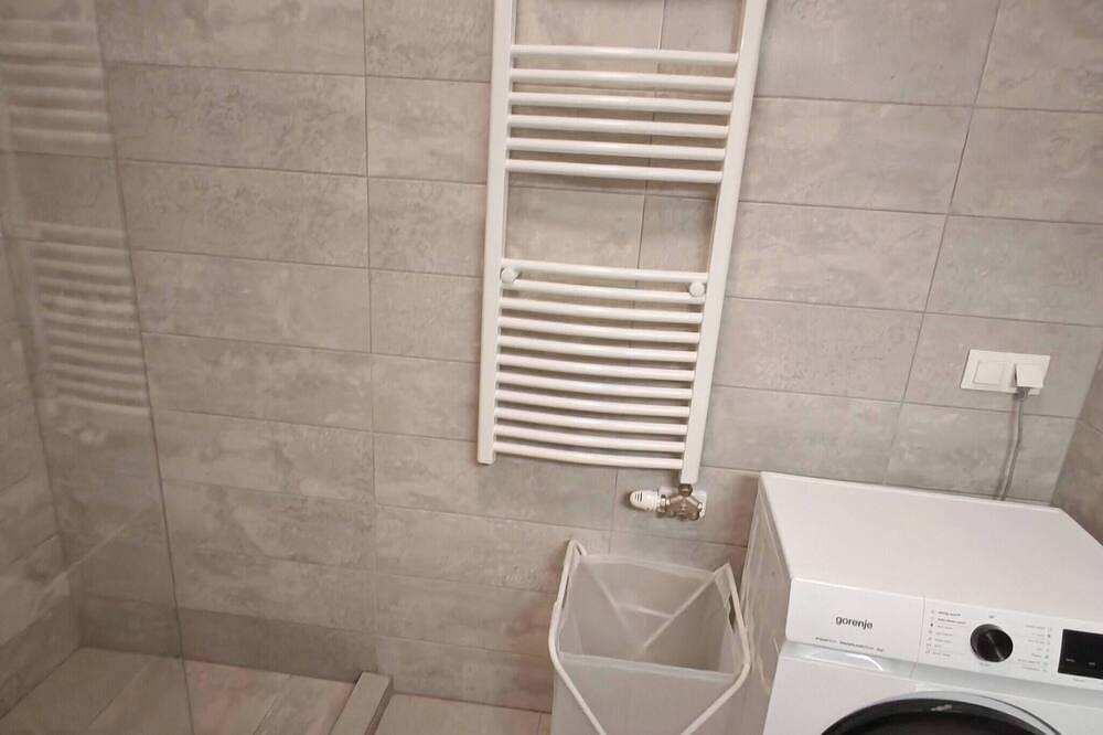 Ganze Wohnung, Workstay Apartment – Moderner Komfort mit privatem Parkplatz, in der Nähe von Annehmlichkeiten der Stadt in Ketschkemet, Kecskeméti járás