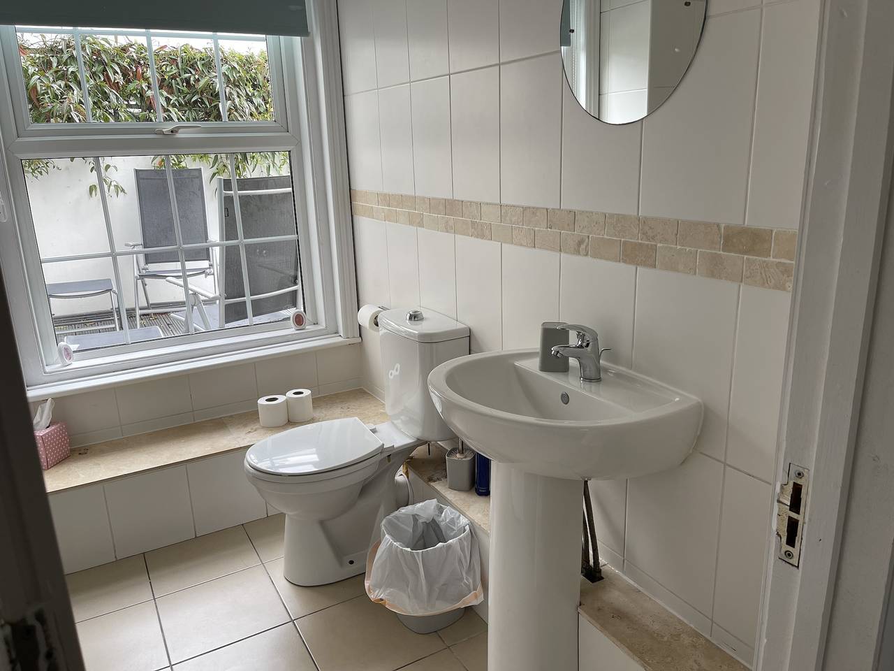 Geheel vakantieappartement, Spacious 2-Bed, Sleeps 4, Pets, Parking in Eastbourne, East Sussex