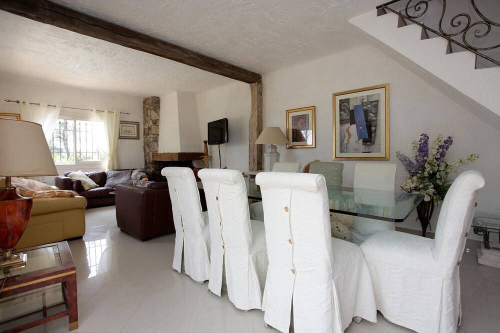 Detached 8 bedrooms with a large heated swimming pool Villa in a private estate in Roquefort-les-Pins, Region de Cannes