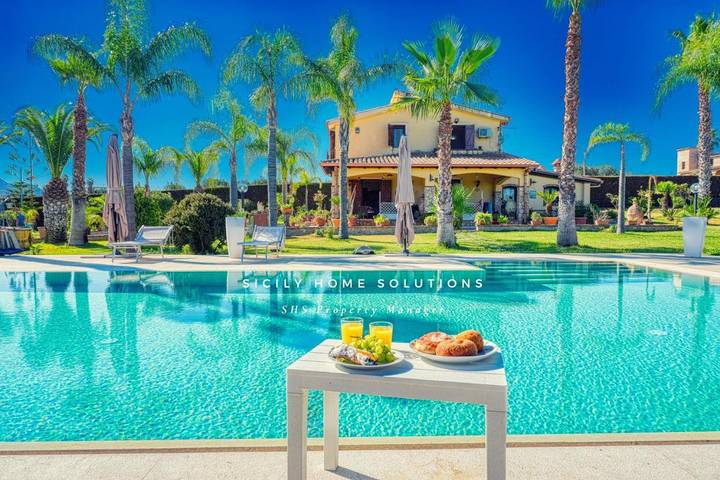 Villa per 8 persone, con panorama e piscina nonché giardino in Partinico