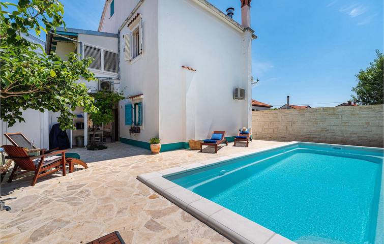 Appartement moderne de 2 chambres avec piscine, Wi-Fi et situé à 200 m du littoral in Preko, Île d'Ugljan