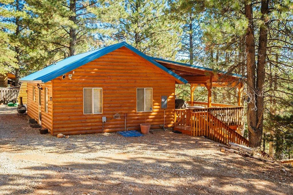 Charmantes Blockhaus mit übergroßem Deck und herrlichem Ausblick! Genießen Sie die frische Bergluft in Duck Creek Village, Dixie National Forest