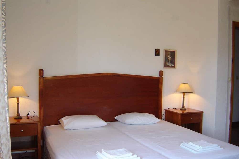 Minas Villa, 5 ensuite bedrooms, 1min walk from Stoupa beach,  renovated 2020 in Stoupa, Mani Peninsula