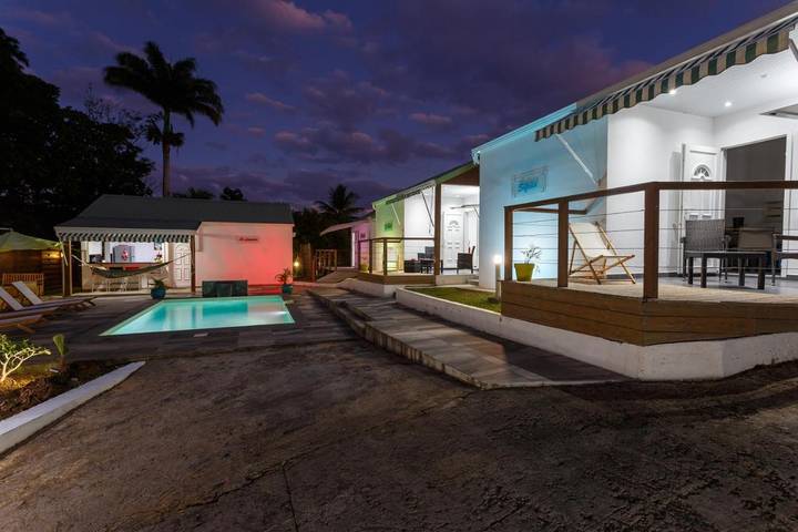 Maison d’hôte pour 5 personnes, avec jardin et piscine ainsi que sauna et vue en Guadeloupe