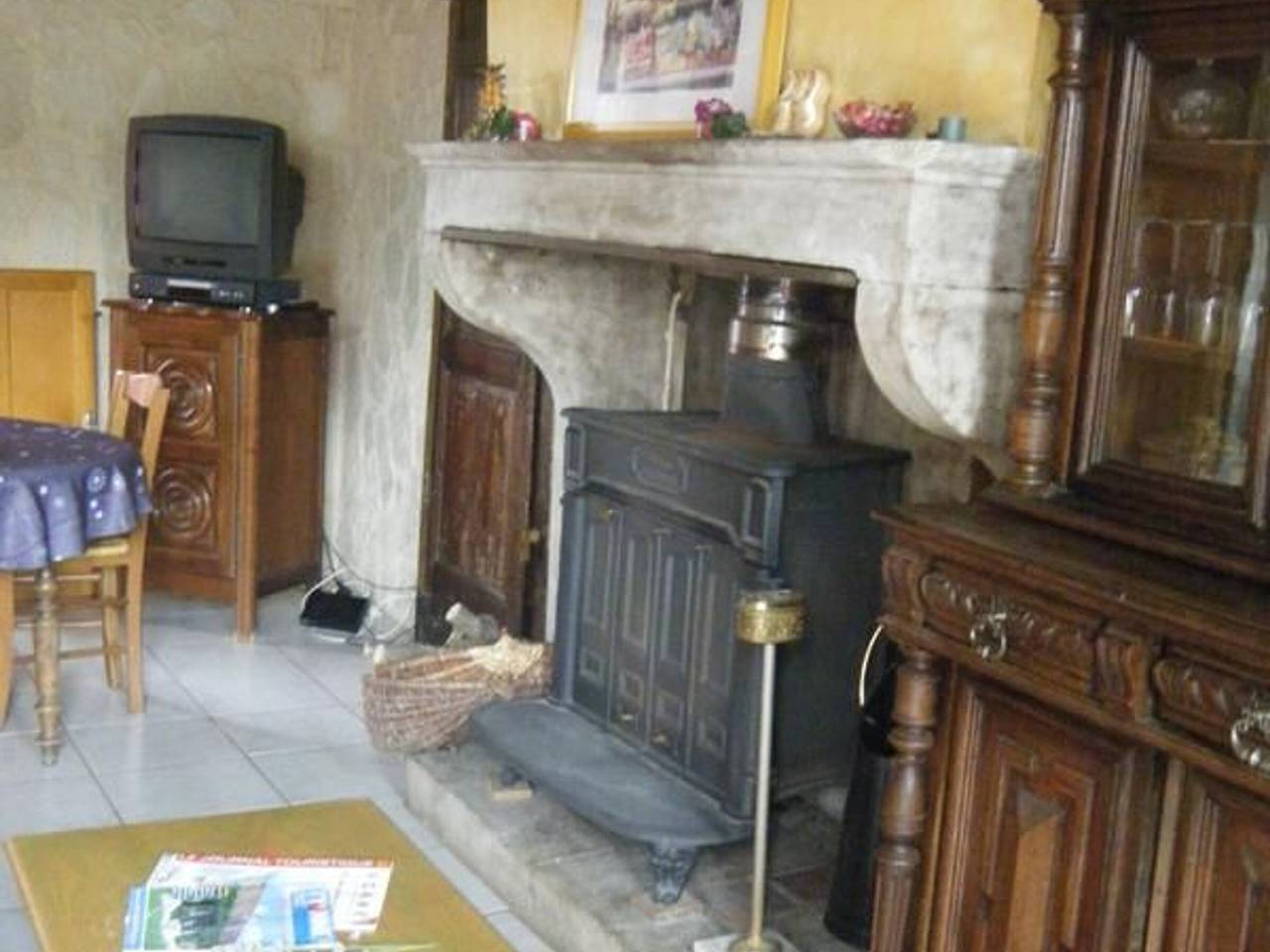 Cozy house with fireplace, garden, and pets allowed in Santigny in Santigny, Avallon region