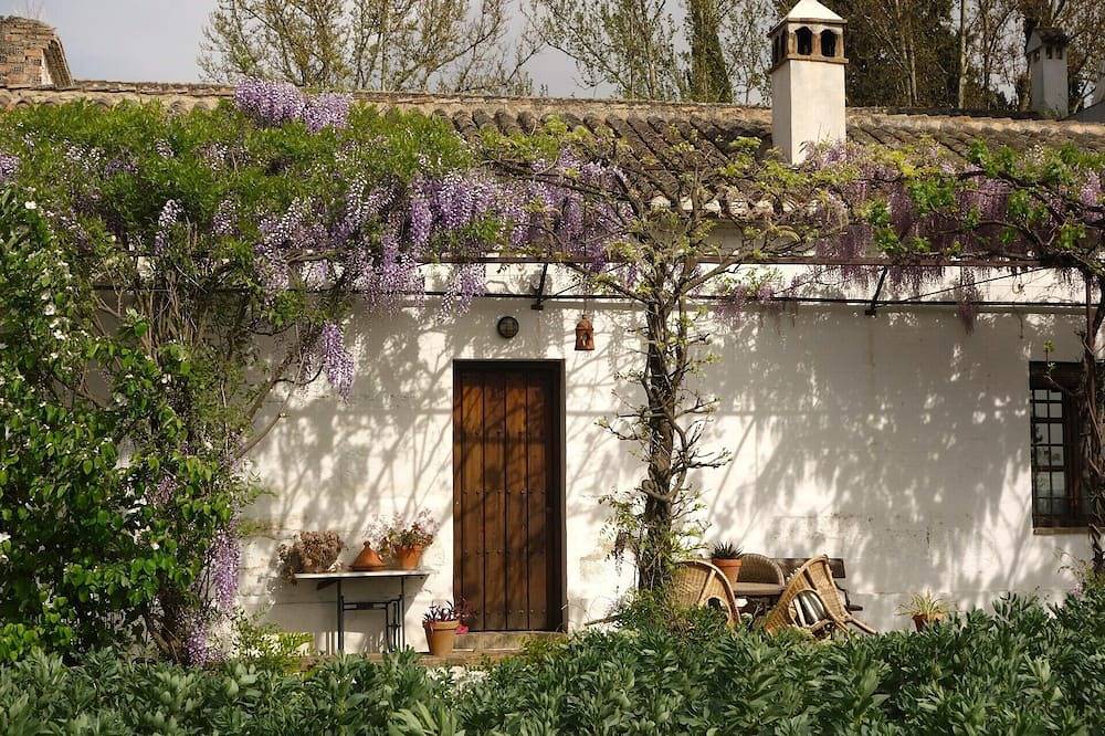 Casa rural con encanto y piscina a 3 km de la ciudad de Granada. Aparcamiento in Churriana de la Vega, Provincia de Granada