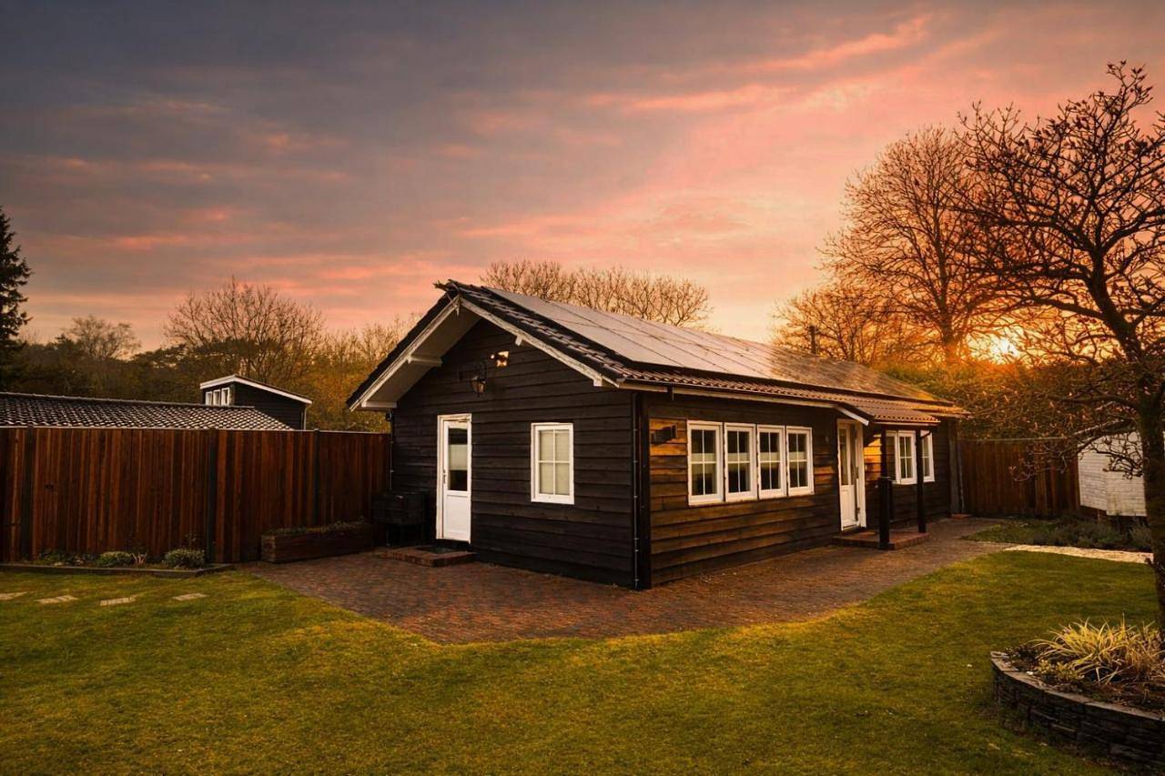 Wellness Tuin Horst Noord Limburg - Suite met Indoor Jacuzzi, Openhaard, Privé Hottub en Privé Sauna in Jachthut stijl - Ultieme Partner Beleving in Horst, Limburg