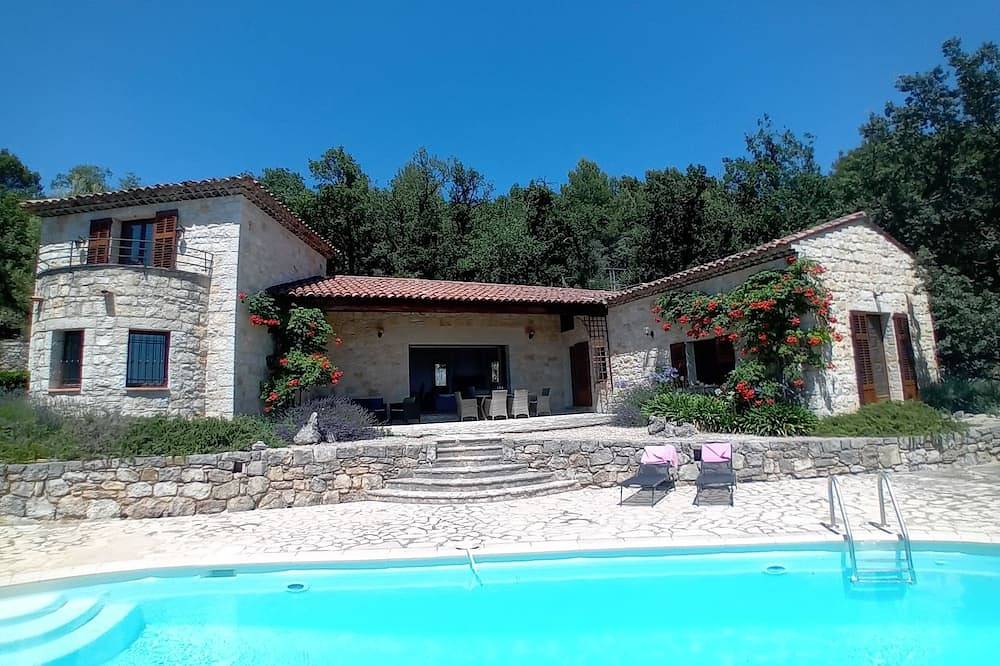 Spacious Villa for 6 - amazing pool and views in Callian, Draguignan region