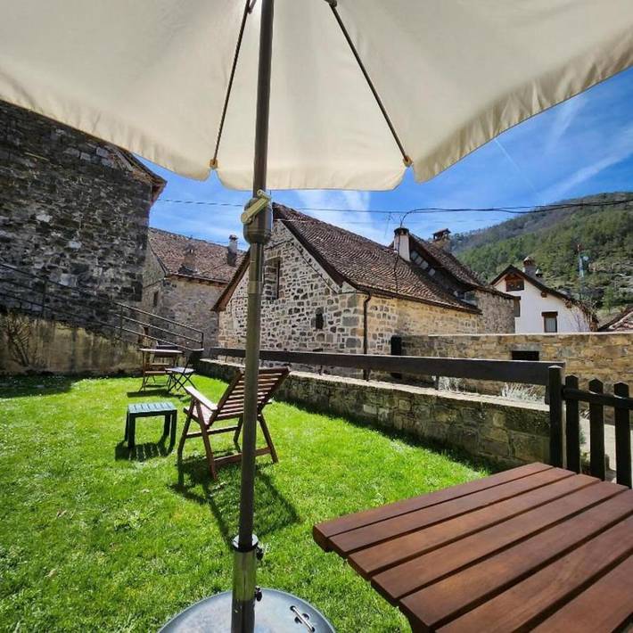 Casa rural para 2 personas, con jardín y balcón en La Jacetania